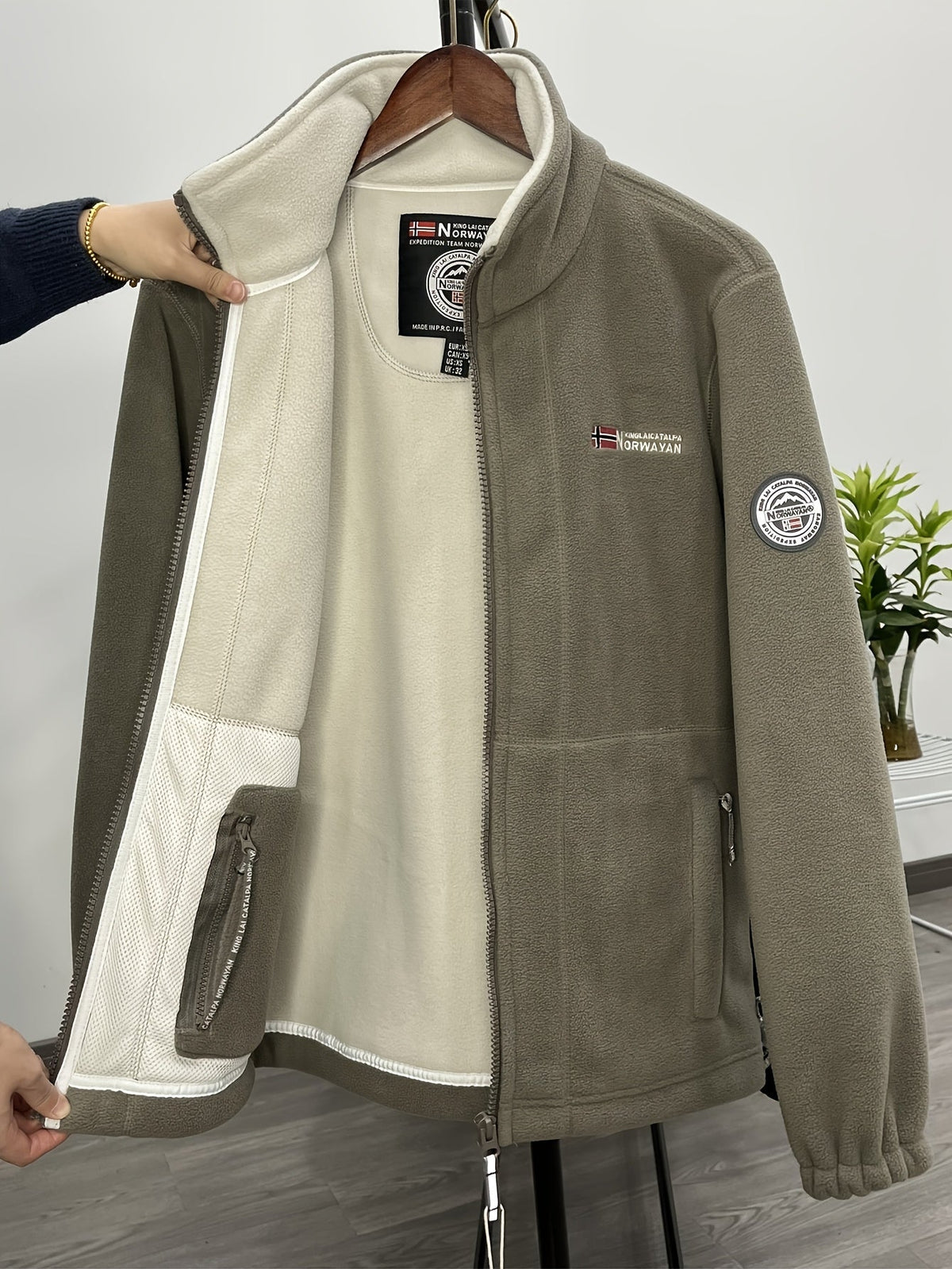 Yolanda Men's Outdoor Fleece Jacket – Plush, Lightweight Warmth with a Protective Collar